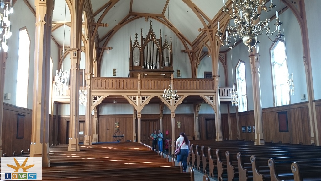 Inngangspartiet med orgel