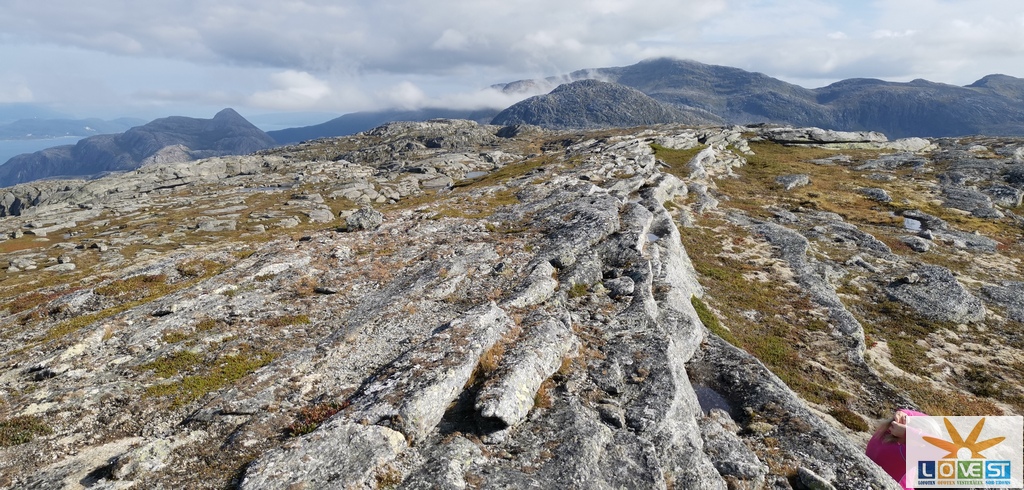 Kufjellet og Vargfjordtinden.