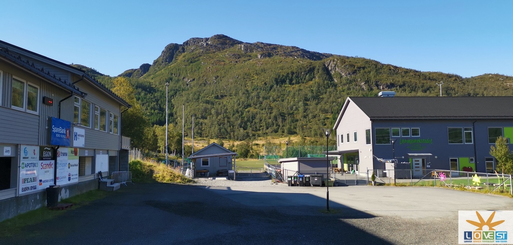 Nattmålsnuten med barnehagen foran til høyre.