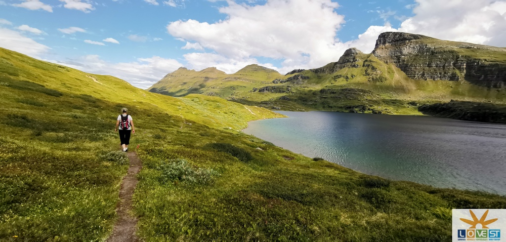 Drangen er midt i bildet og Sula til høyre
