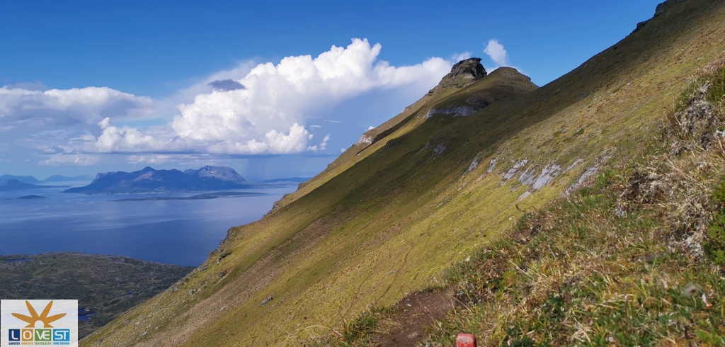 Mellatinden 975 moh, og Stortinden 1021 moh.