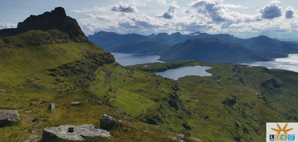 Sula 848 moh og Sulvannet med Grovfjorden og Astafjorden i bakgrunnen.